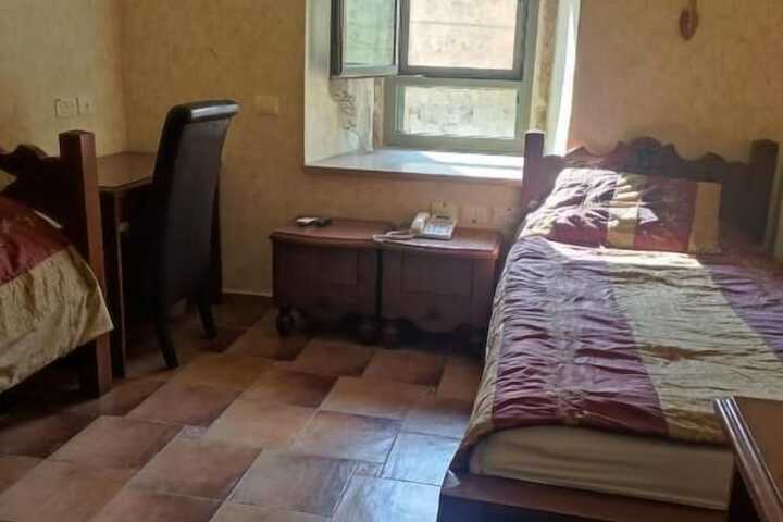 Room 9 of 27