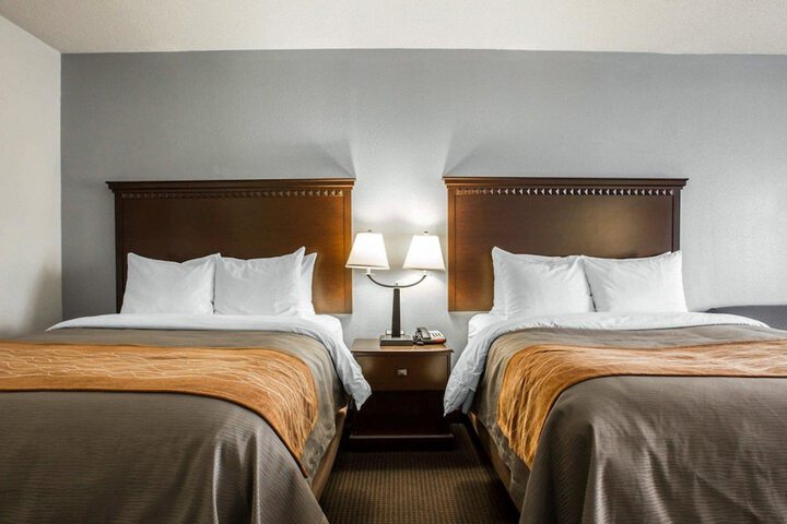 2 Queen Beds (7 of 13)