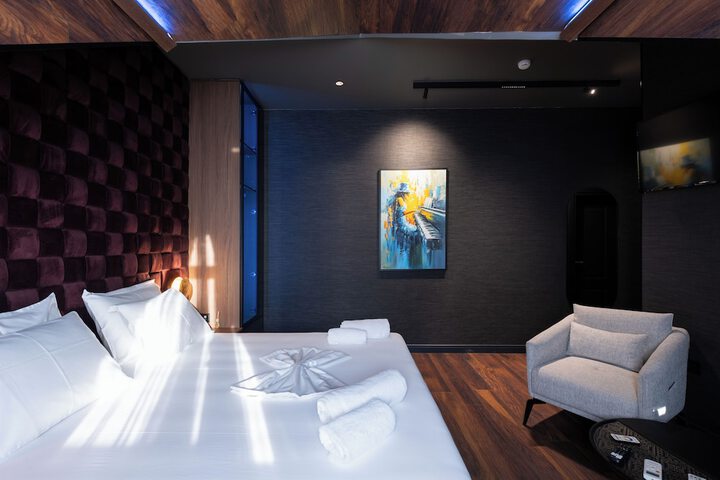 Room 12 of 141