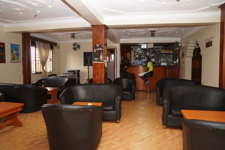 Lounge 49 of 72