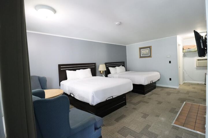2 Queen Beds Upper Floor (10 of 16)