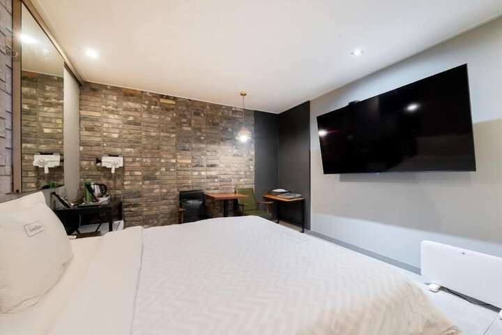Room 6 of 17