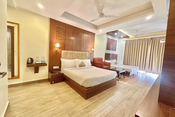 Room 5 of 18