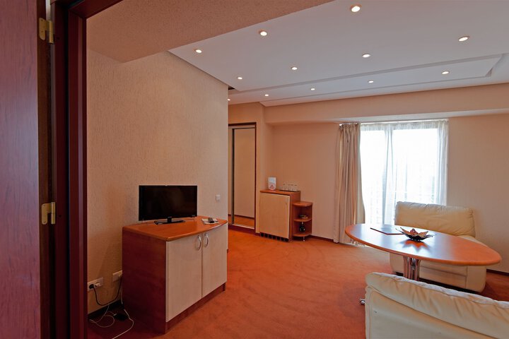 Room 6 of 32