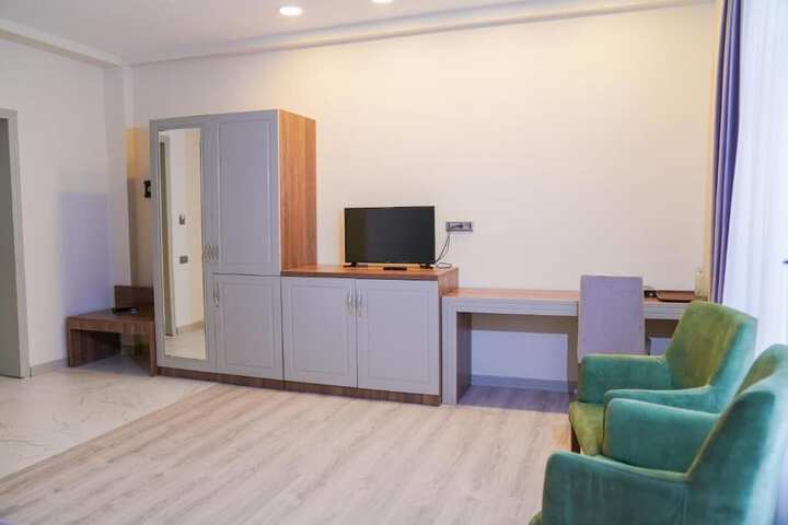 Room 8 of 28