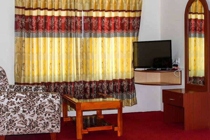Room 4 of 8