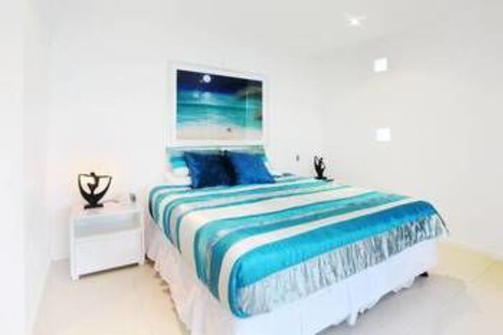 Room 6 of 12