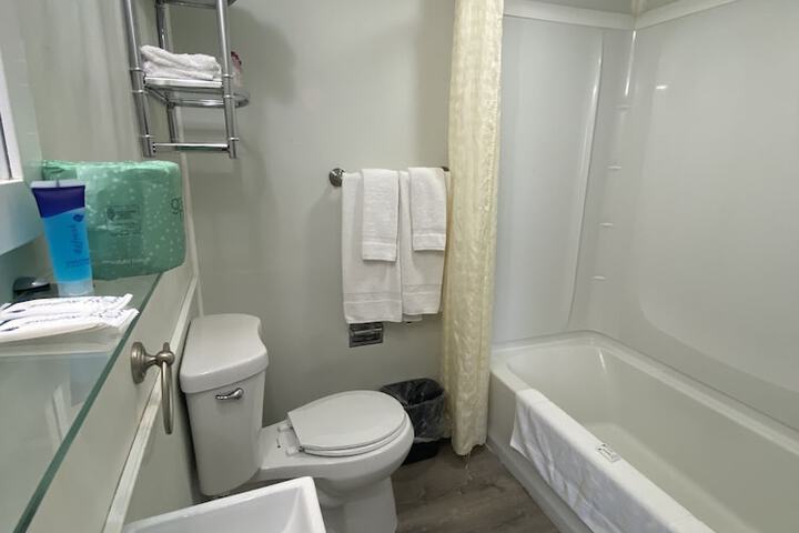 Comfort Room 1 King Bed Kitchen (43 of 70)