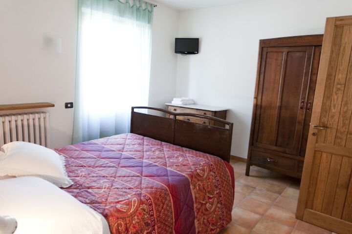 Room 4 of 32