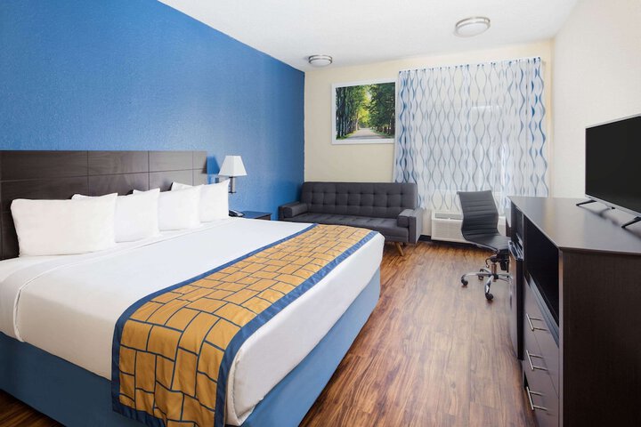 1 King Bed (3 of 13)