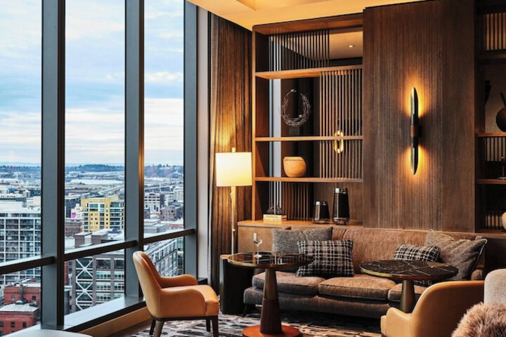 Lounge 110 of 142