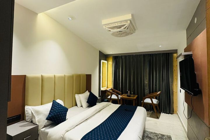 Room 8 of 19