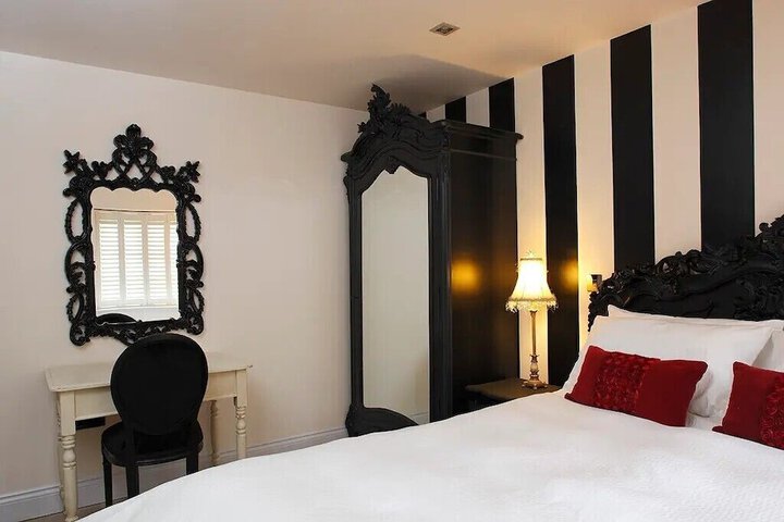 Room 6 of 17