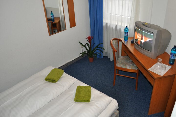 Room 11 of 33