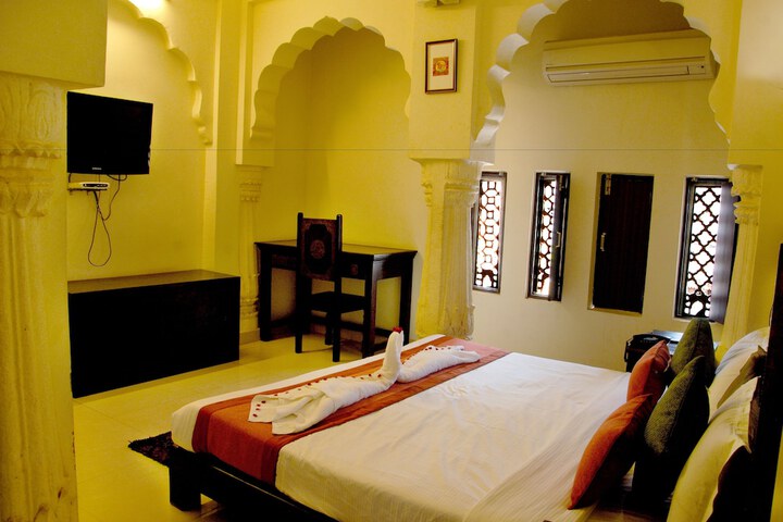 Room 3 of 33