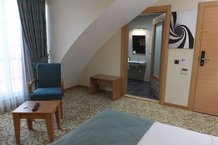 Room 4 of 62