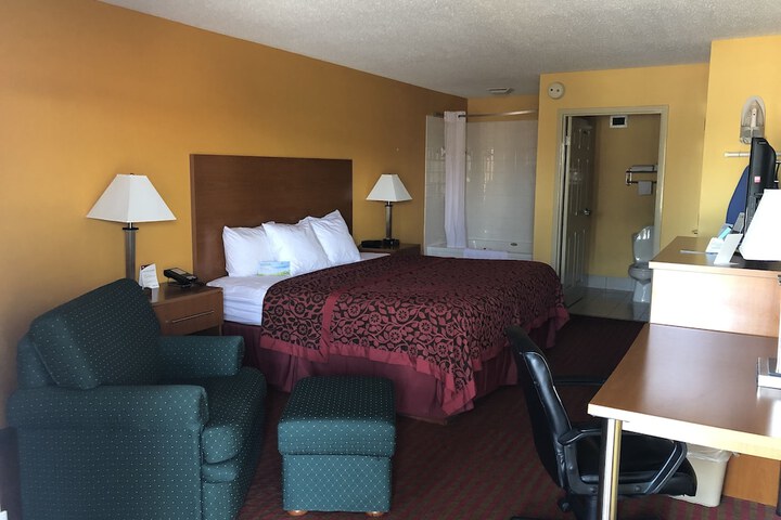 1 King Bed (6 of 22)
