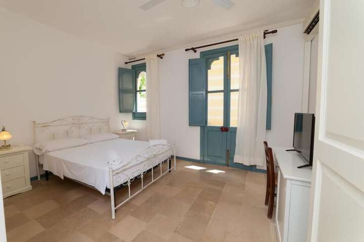 Room 4 of 190