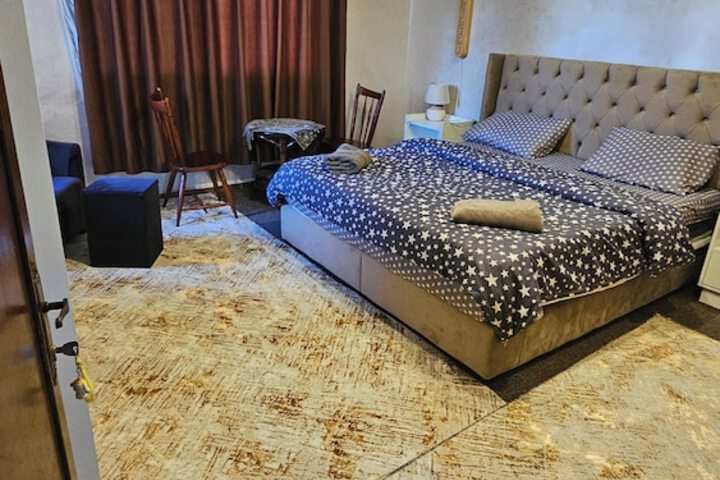 Room 8 of 16