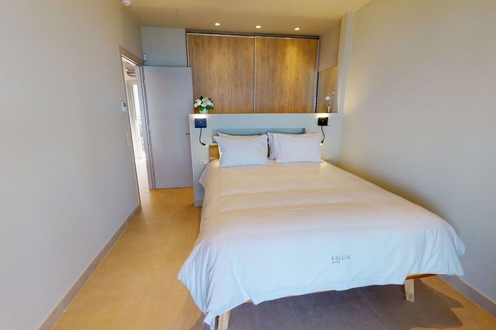 Room 6 of 99