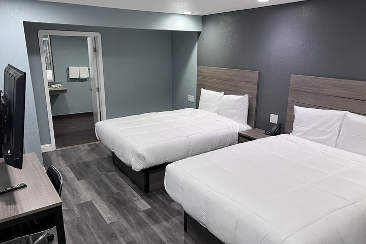 1 Queen Bed (29 of 30)