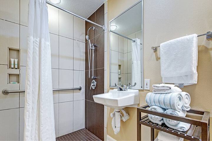 1 Bedroom Condo Junior 2 Queen Beds Sofa Accessible (36 of 38)