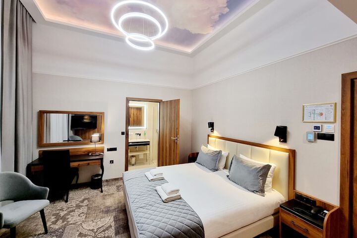 Room 8 of 65