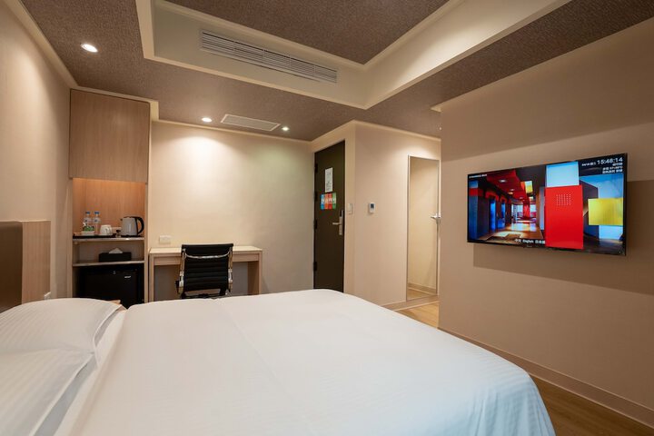 Room 34 of 128