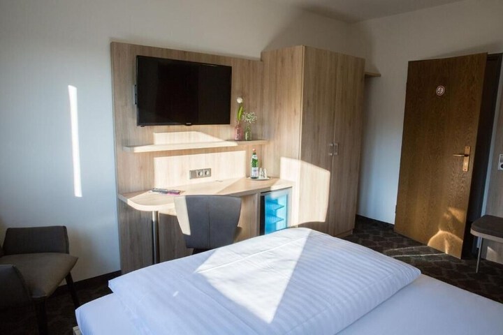 Room 2 of 32