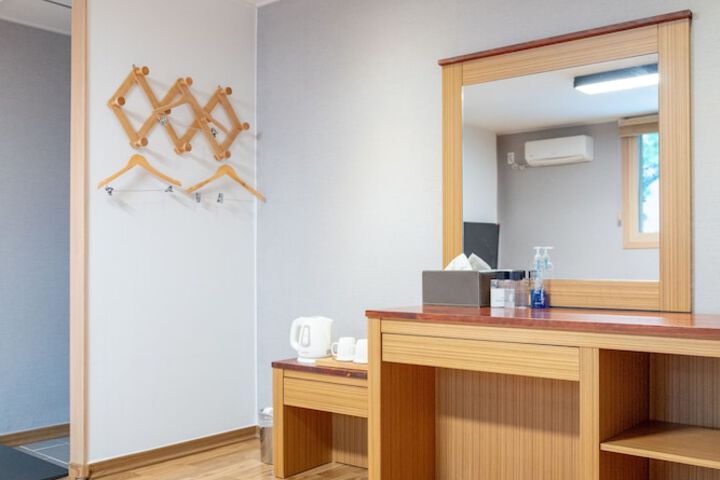 Room 10 of 27