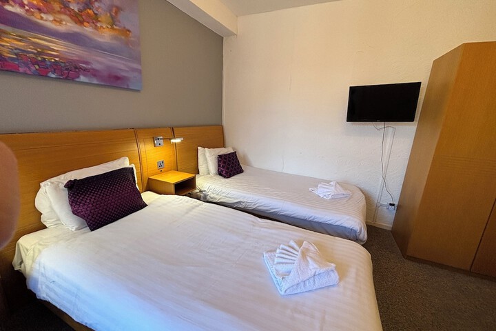 Room 27 of 76