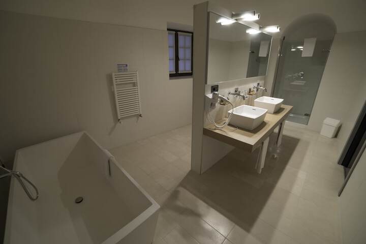 Room 30 of 35