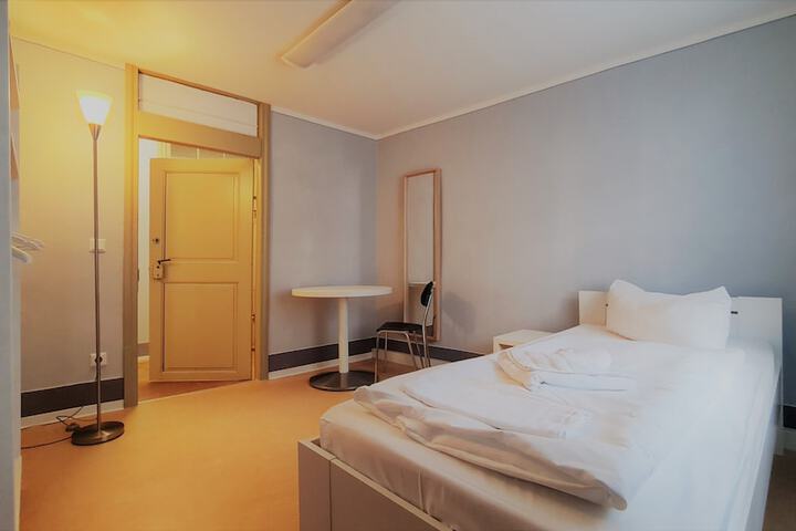 Room 35 of 174
