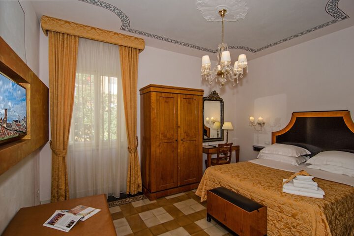 Room 5 of 42