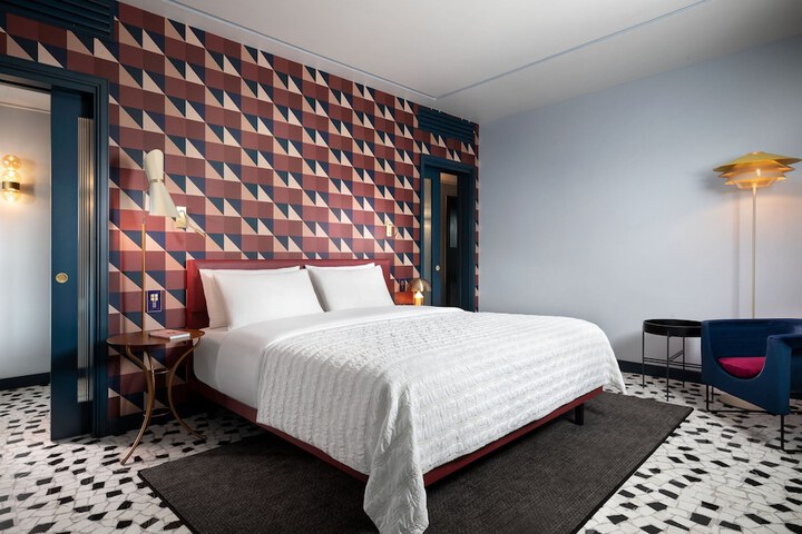 Room 33 of 158