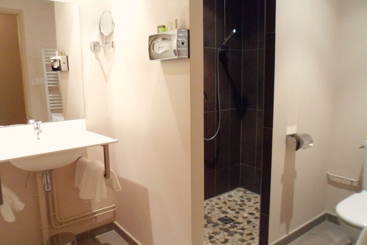 Room 4 of 63