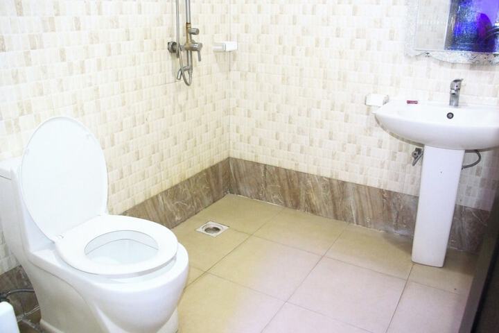Room 5 of 9