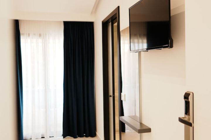 Room 12 of 38