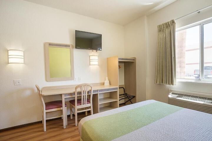 1 Bedroom Standard Queen Bed (9 of 14)