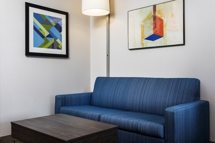 Suite 2 Queen Beds (1 of 7)