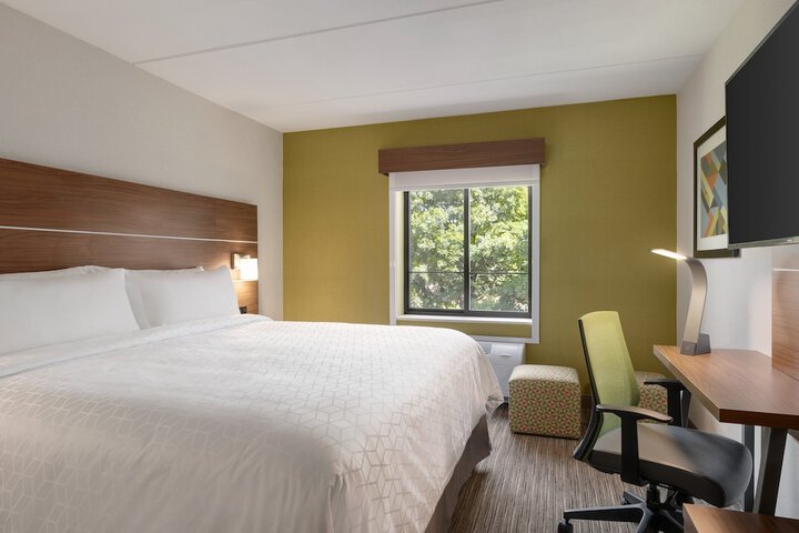 1 King Bed (6 of 10)