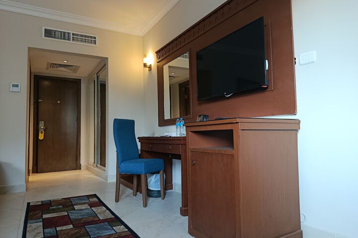Room 12 of 37