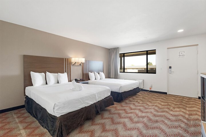 2 Queen Beds (6 of 14)
