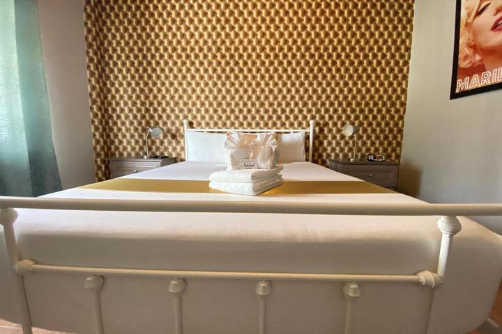 1 King Bed (8 of 9)