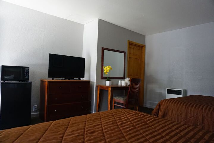 1 Queen Bed (14 of 18)