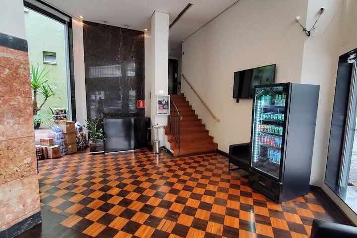 Lounge 17 of 22