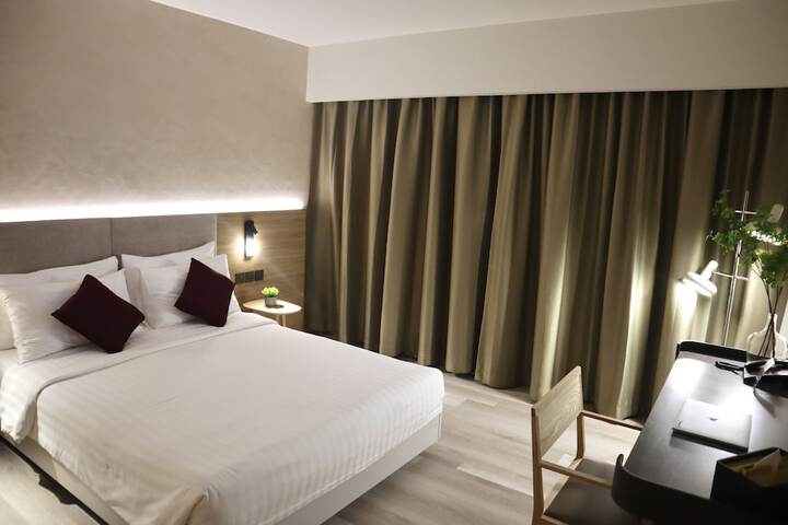 Room 10 of 16