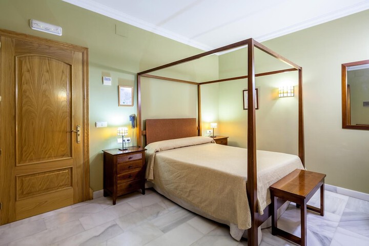 Room 13 of 37