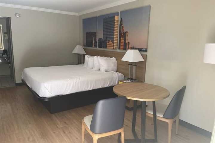 1 King Bed Deluxe Room (3 of 7)