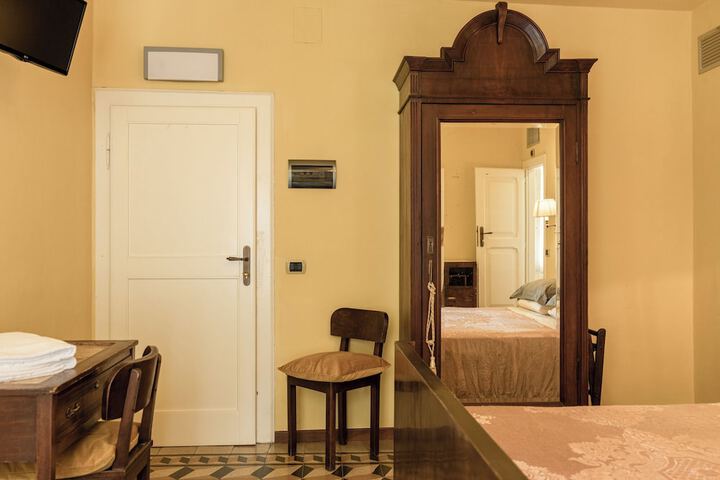 Room 11 of 48